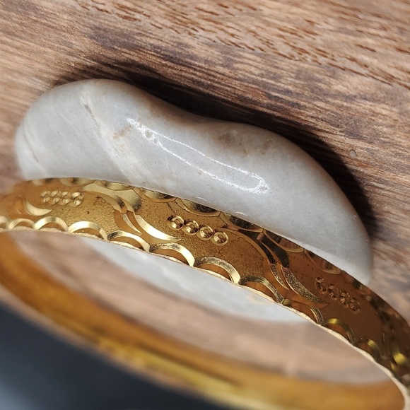 B2836 amazing etched scroll bracelet 😍  stunning royal - Picture 2 of 2